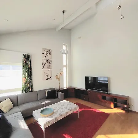 דירה Semi-detached House With Sauna