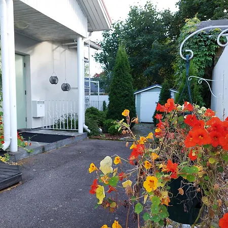 Semi-detached House With Sauna & Yard Near Center *