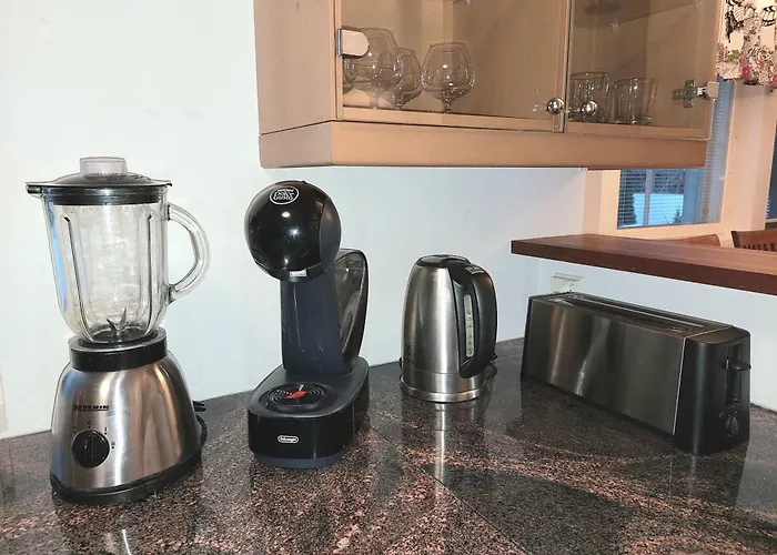 شقة Semi-detached House With Sauna *